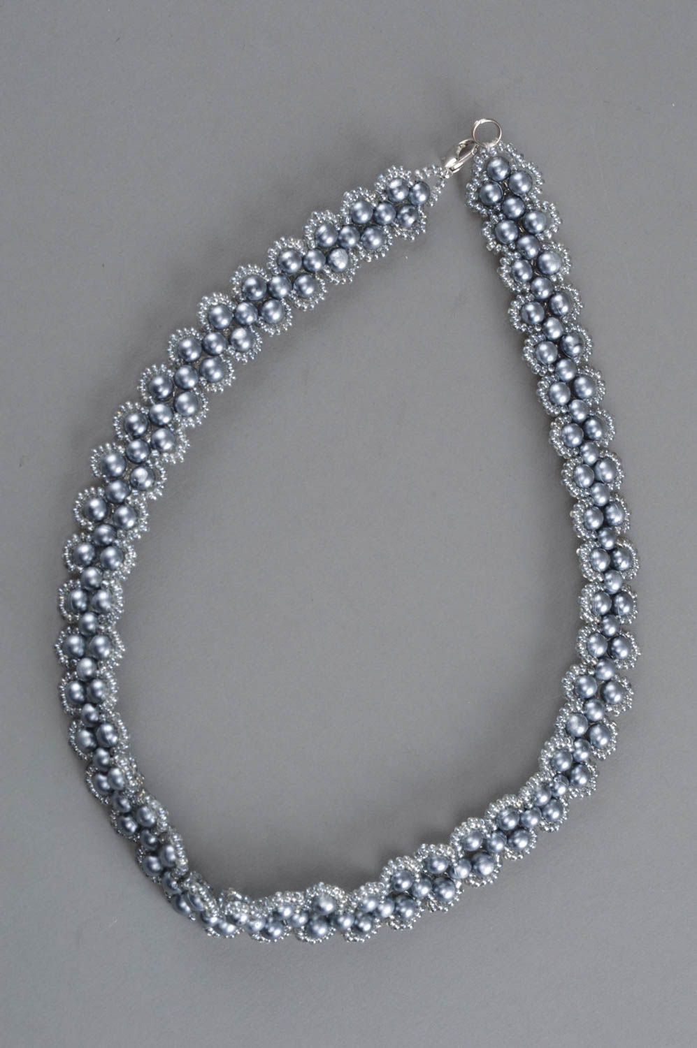 Серебристое ожерелье из бисера и бусин ручной работы оригинальное нарядное фото 1