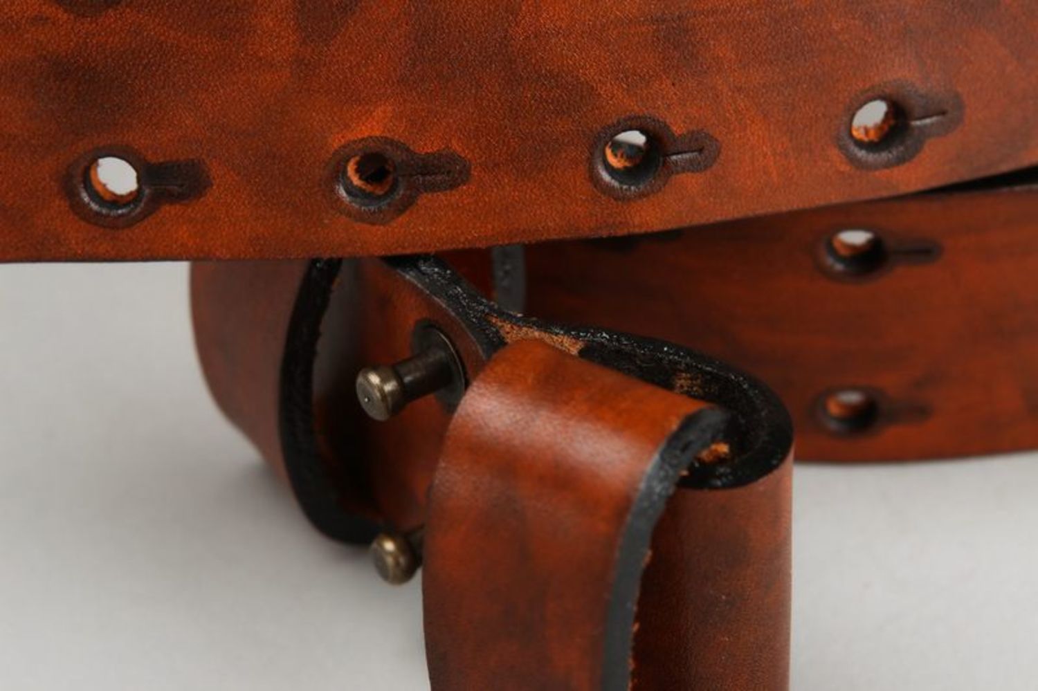 Cinturón de diseñador hecho de cuero de vaca foto 2