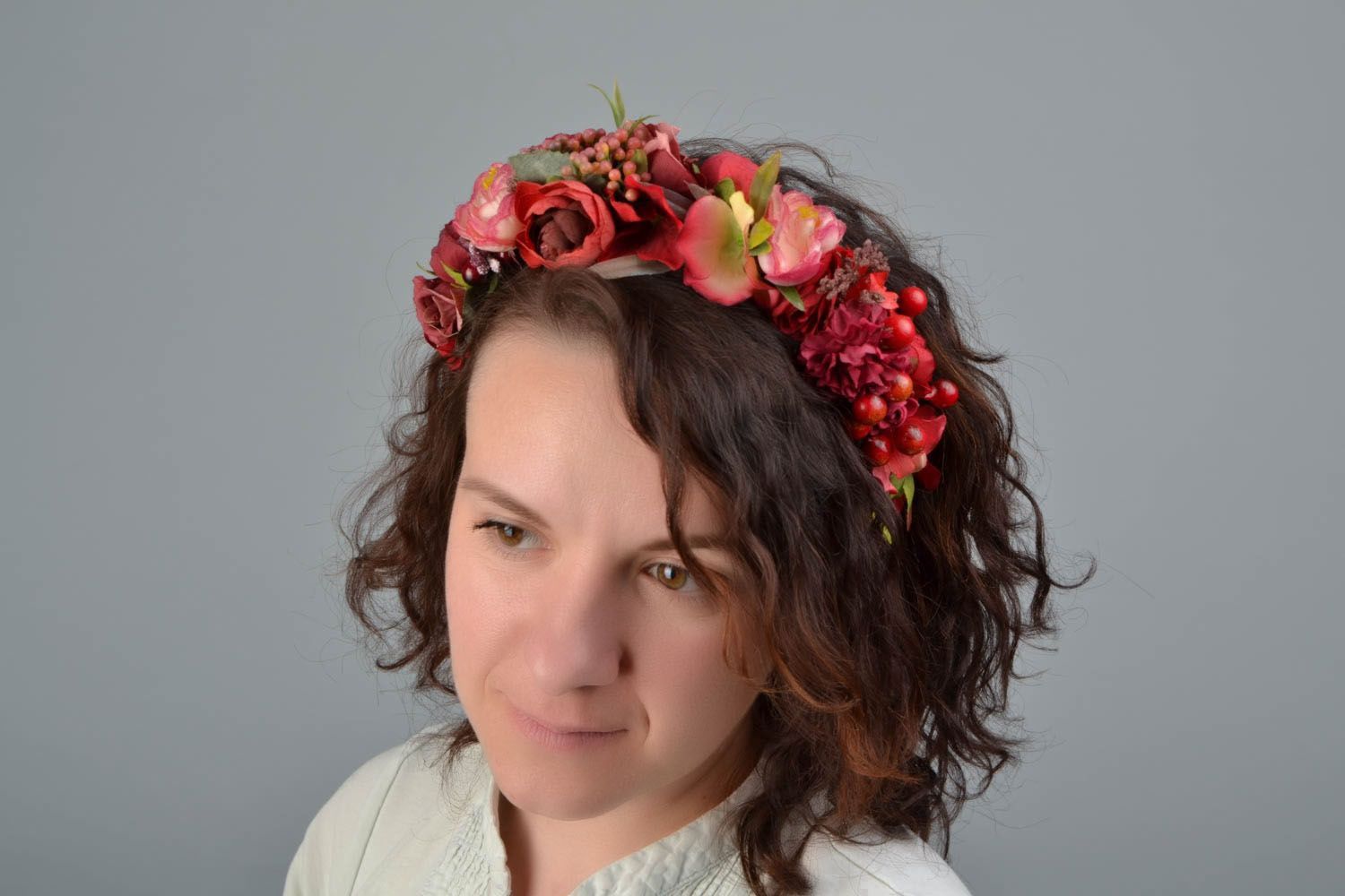 Венок на голову из цветов ручной работы Розы и ягоды фото 2