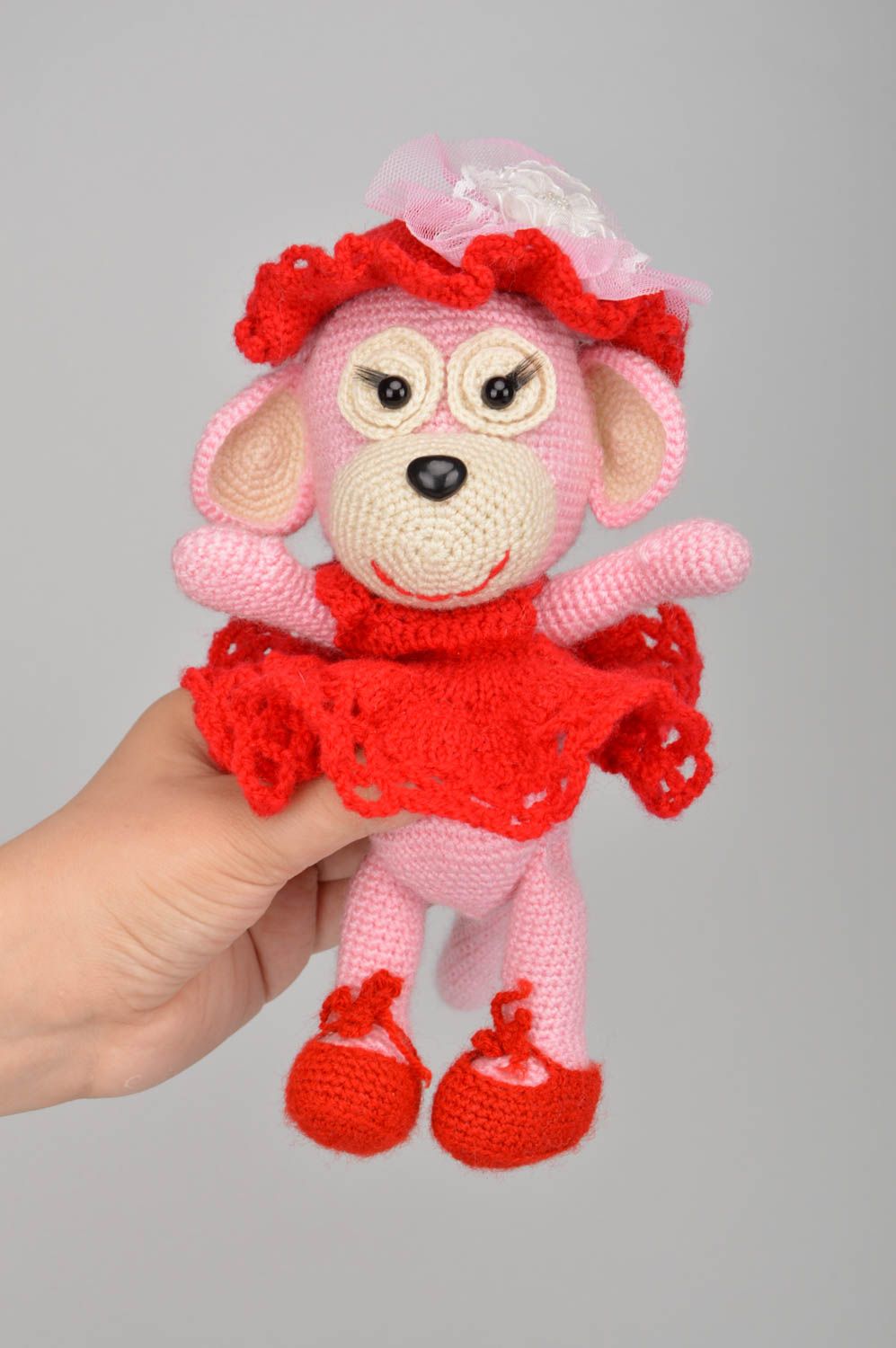 Jouet tricoté singe rose en robe rouge fait main décoration maison original photo 3