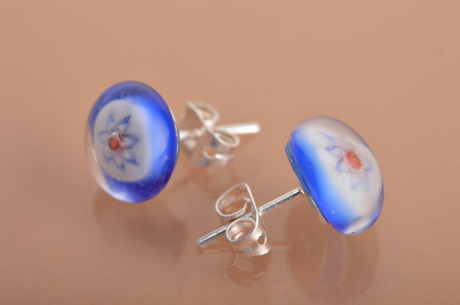 Boucles d'oreilles en verre faites main bleues millefiori avec fermoir d'argent photo 4