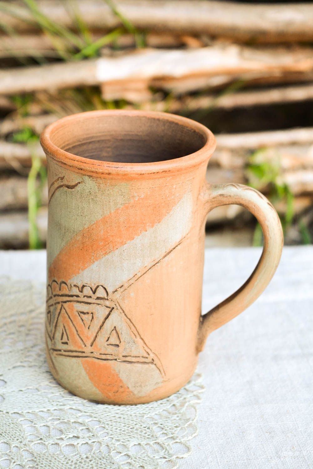Tasse en argile faite main Mug marron avec ornements Vaisselle originale 40 cl photo 1