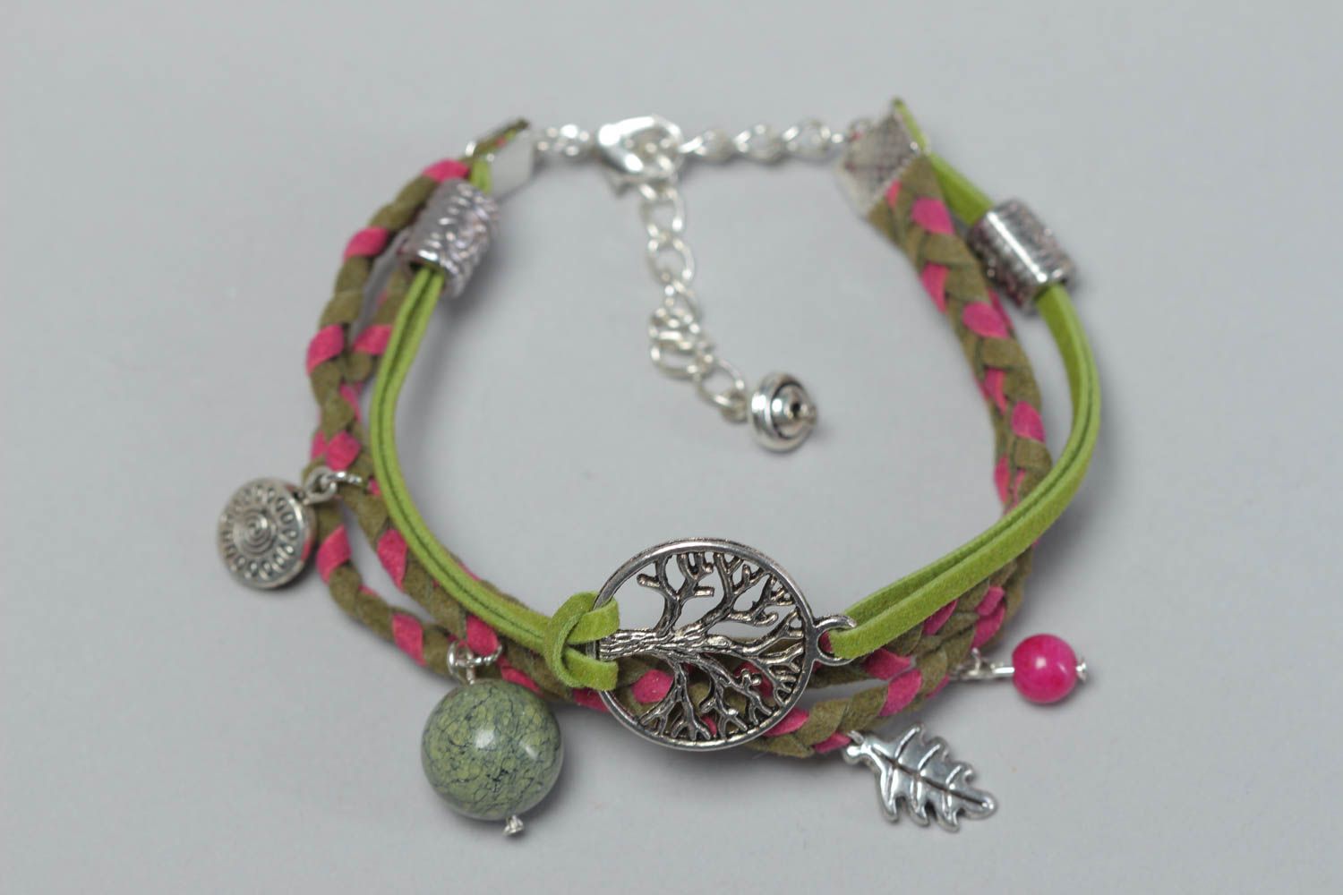 Bracelet en cuir tressé fin vert-rose avec breloques métalliques fait main photo 2