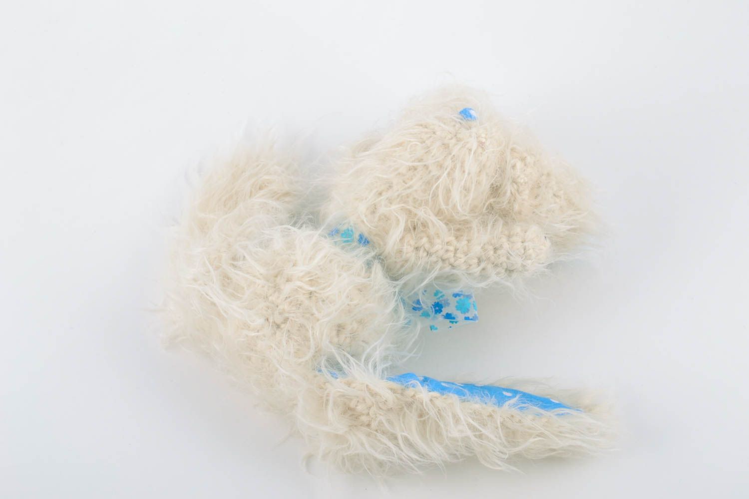 Мягкая вязаная игрушка в виде зайчика ручной работы белая с голубым симпатичная фото 5
