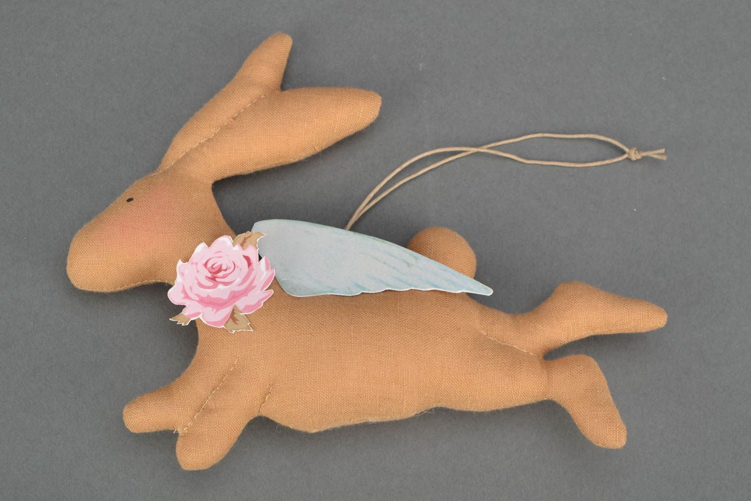 Игрушка подвеска из хлопчатобумажной ткани Летящий кролик фото 1