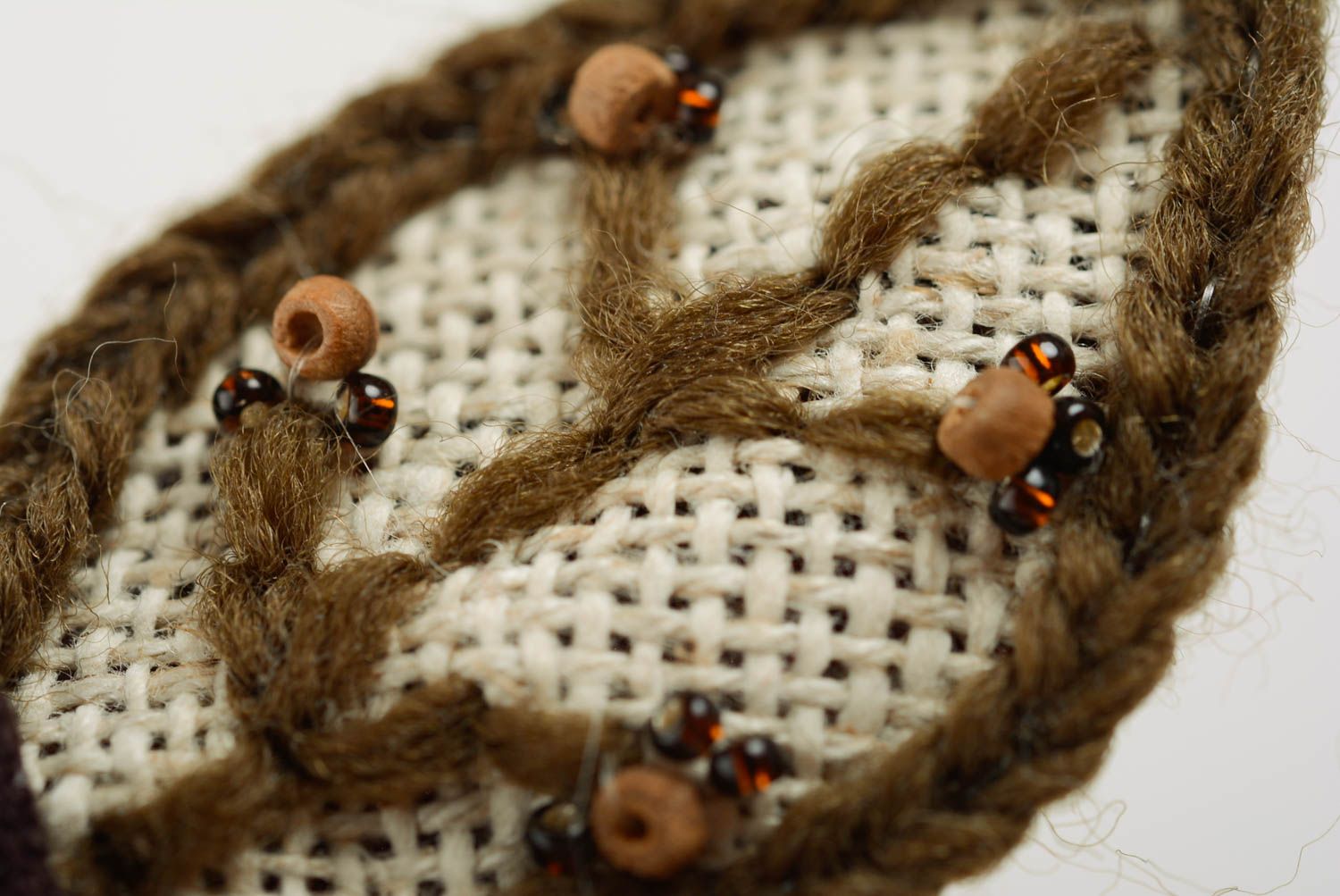 Broche tejido a ganchillo de hilos de lana con abalorios hecho a mano foto 5