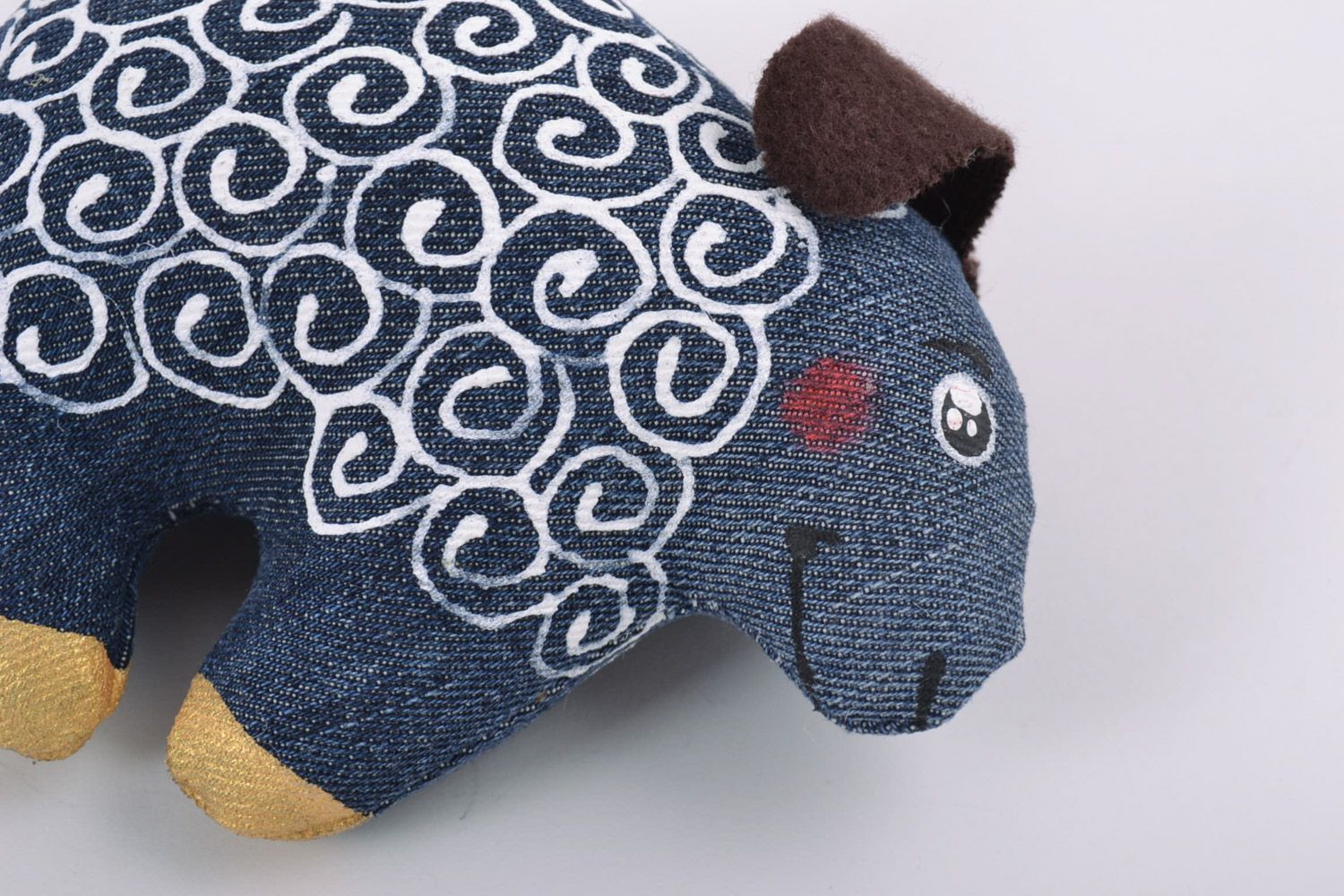Künstlerisches handmade Kuscheltier Schaf aus Denim und Buchweizenschalen foto 3