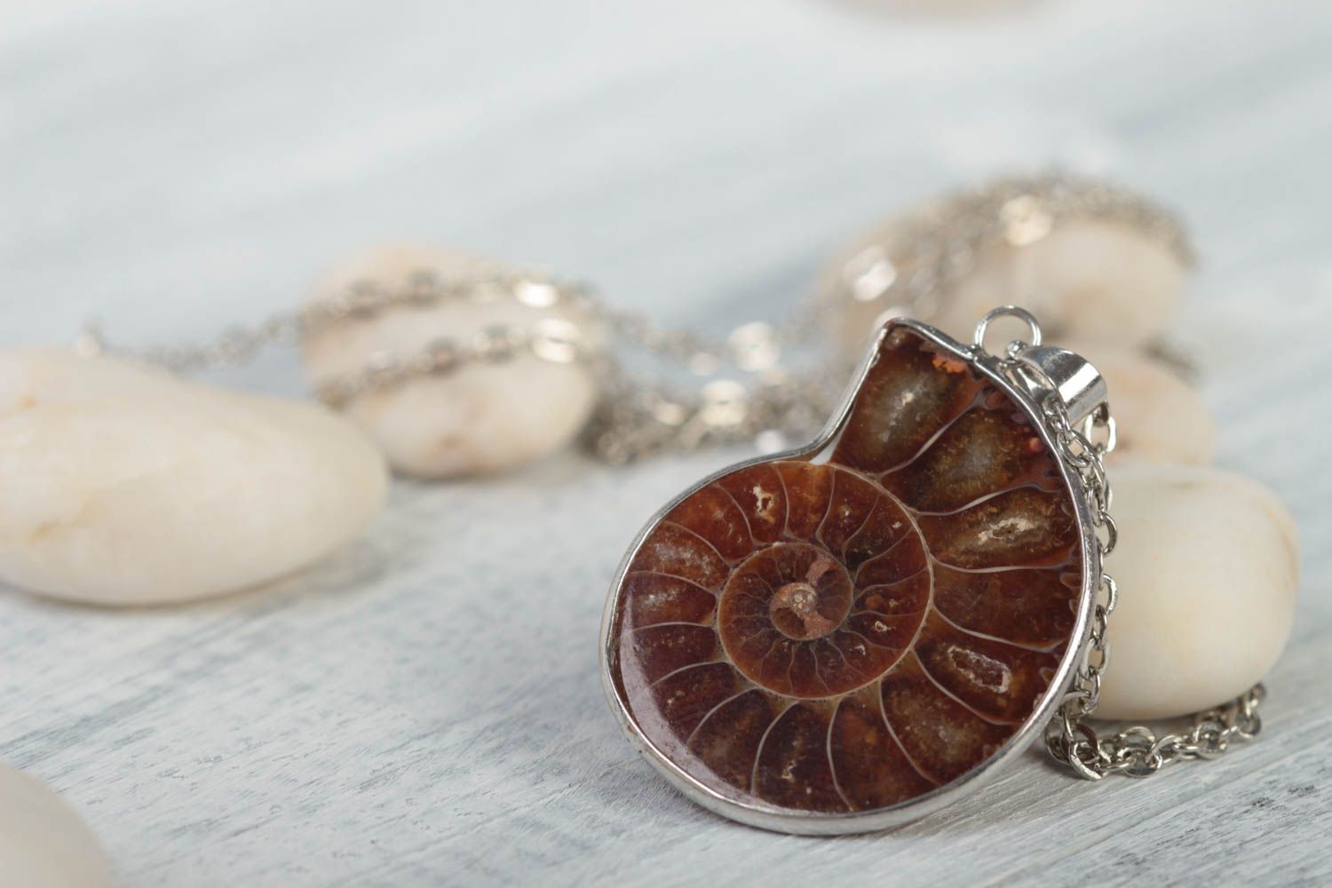 Künstlerischer Anhänger aus Ammonit an Metall Kette handgeschaffen einzigartig foto 1