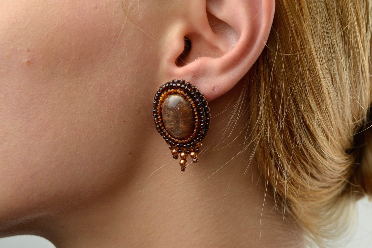 Boucles d'oreilles marron Bijou fait main perles de rocaille Cadeau femme photo 1