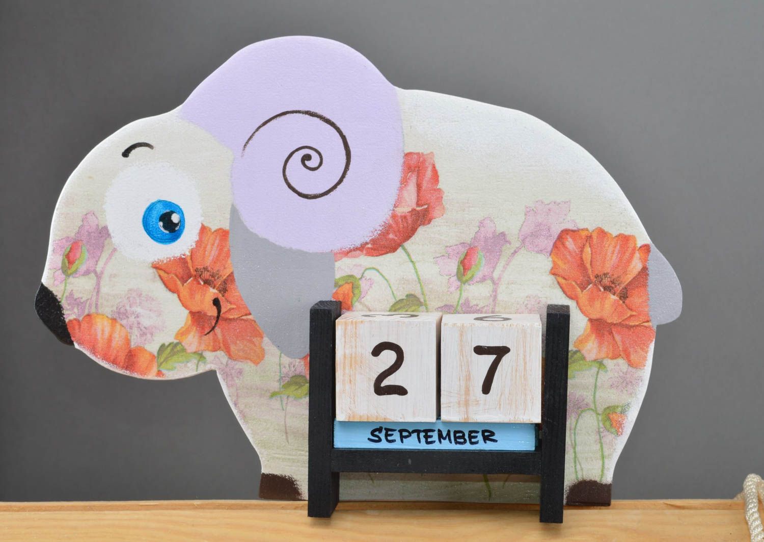 Holz Tischkalender für Kinder in Form von Schaf handmade Decoupage Mohnblumen foto 2