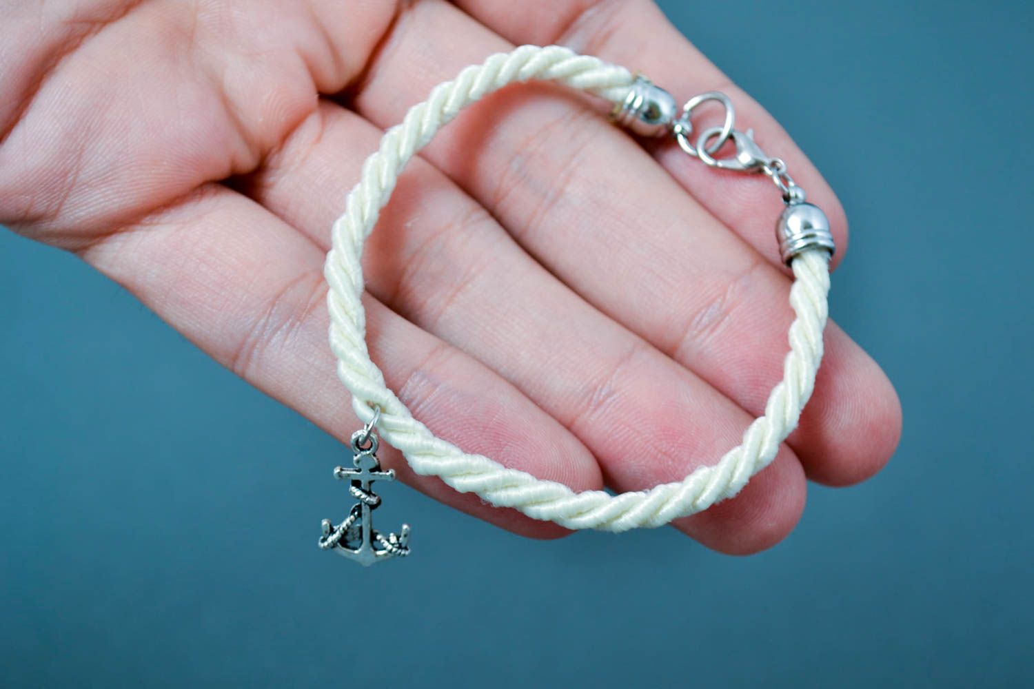 Bracelet textile blanc Bijou fait main ancre métallique Accessoire femme photo 4