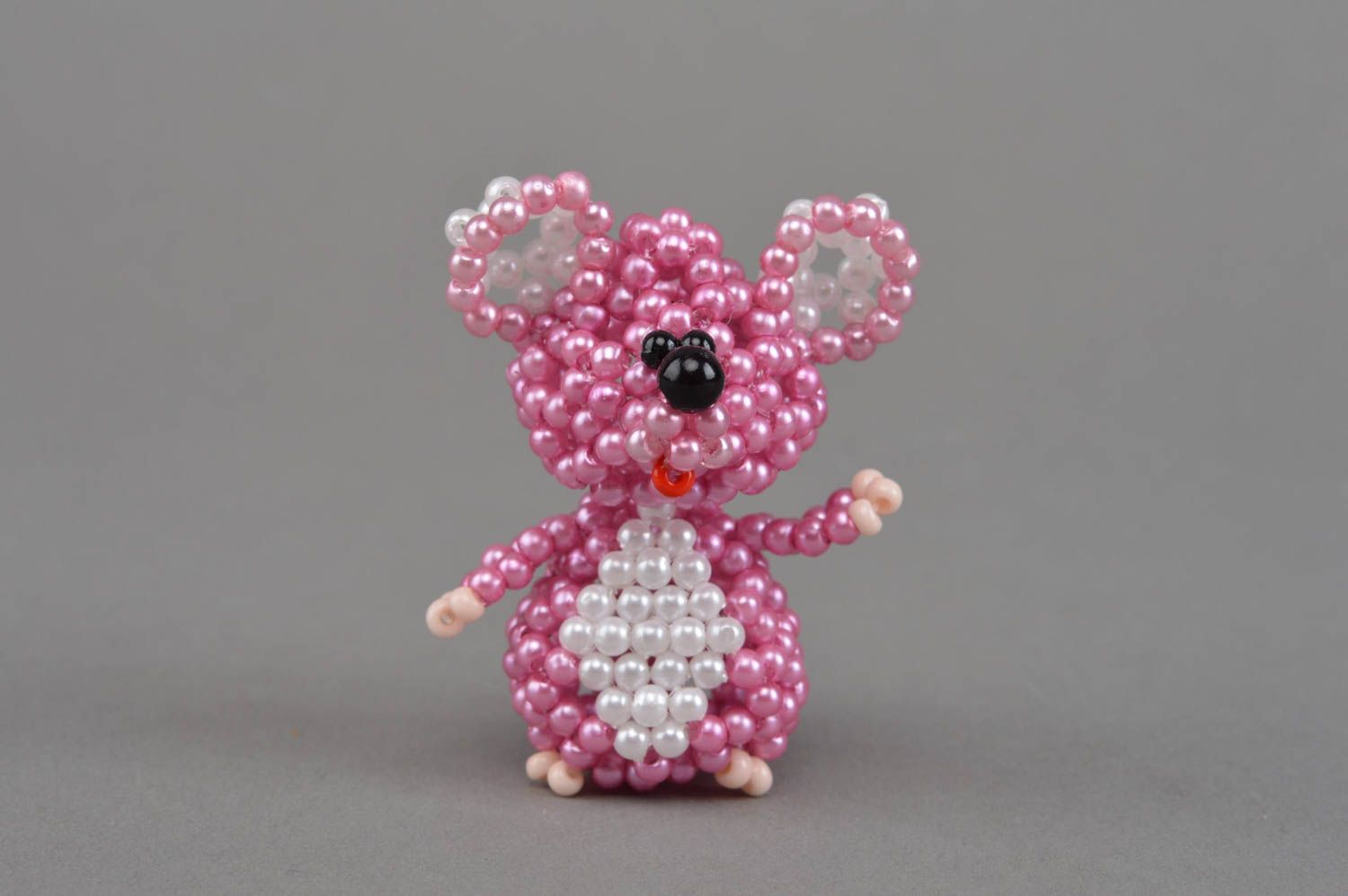 Бисерная фигурка мышки сиреневой ручной работы маленькая для декора дома фото 3