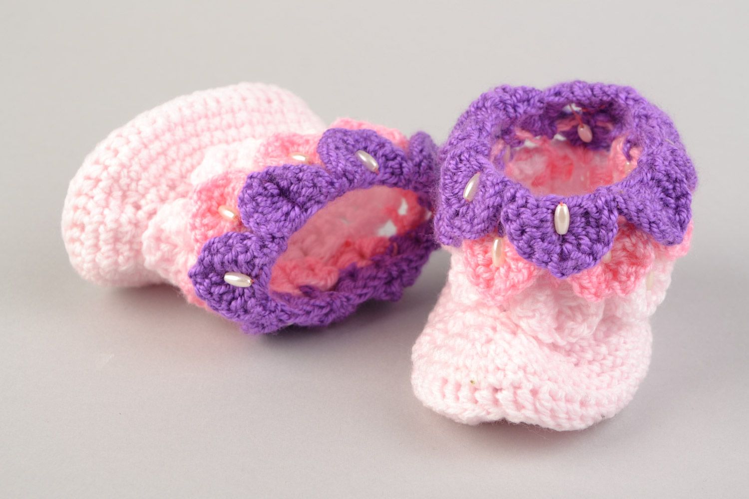 Gehäkelte rosa lila Kleinkinderschuhe aus Acrylfäden künstlerische Handarbeit foto 1