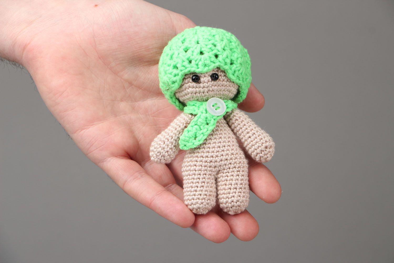 Вязаная игрушка Человечек в зеленой шапке фото 4