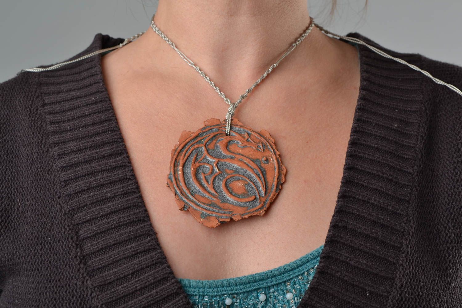 Керамическое украшение кулон ручной работы подвеска на шею круглая коричневая фото 2