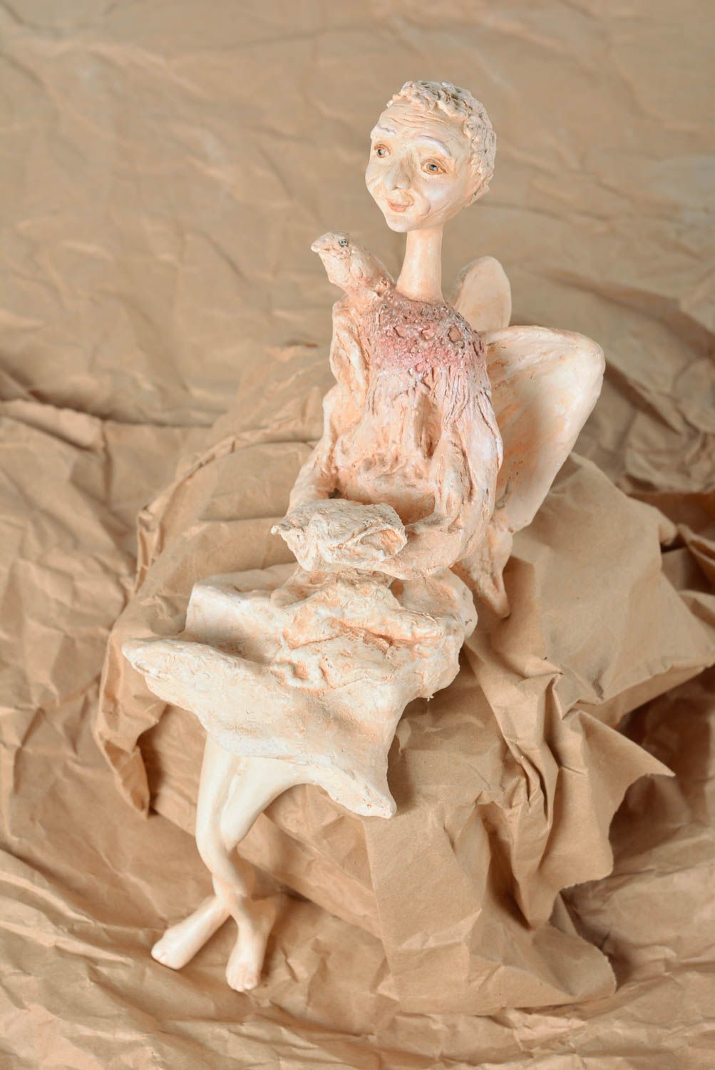 Игрушка из самозатвердевающей глины ручной работы в виде оригинального ангела фото 1
