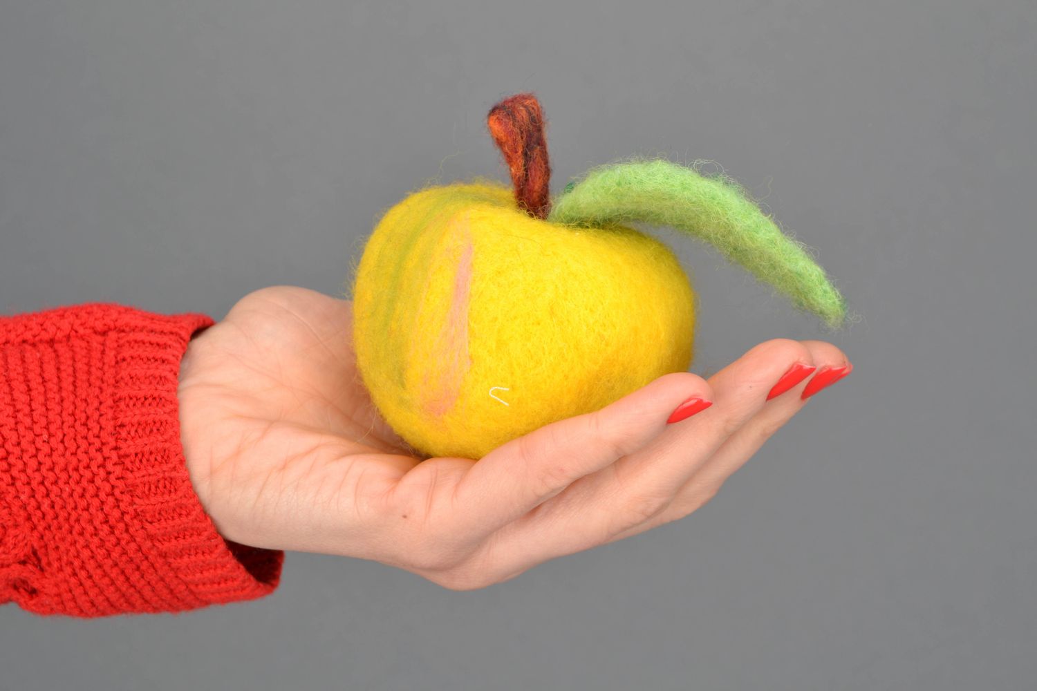 Handgemachtes Spielzeug aus Wolle, Apfel   foto 2