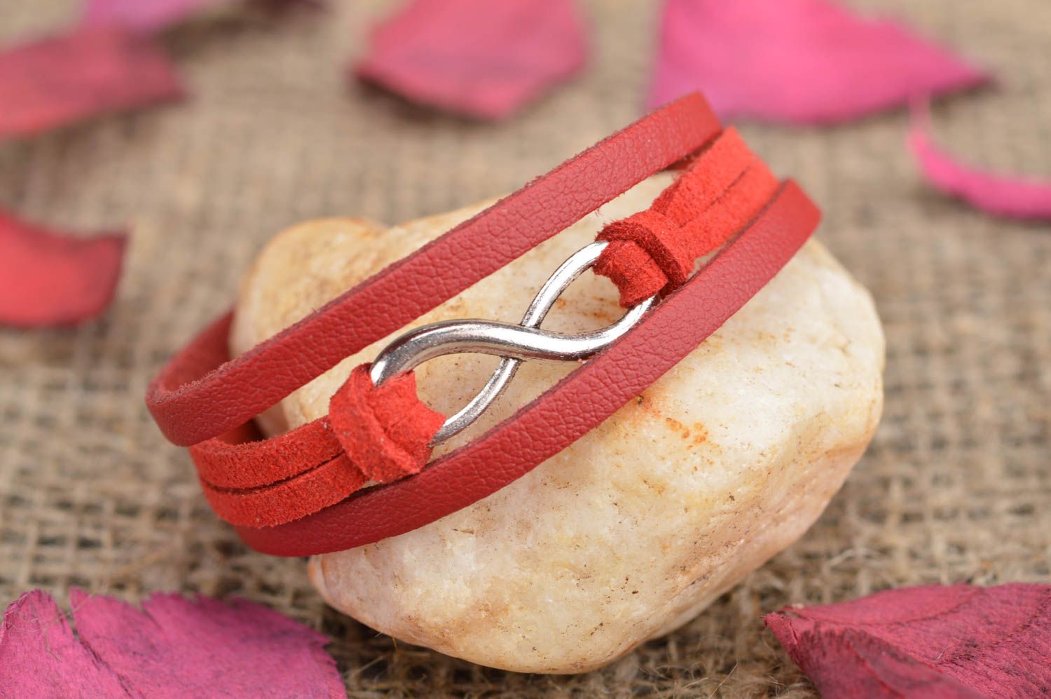 Künstlerisches rotes Armband aus Leder handmade Schmuck für Frauen Infinitum foto 1