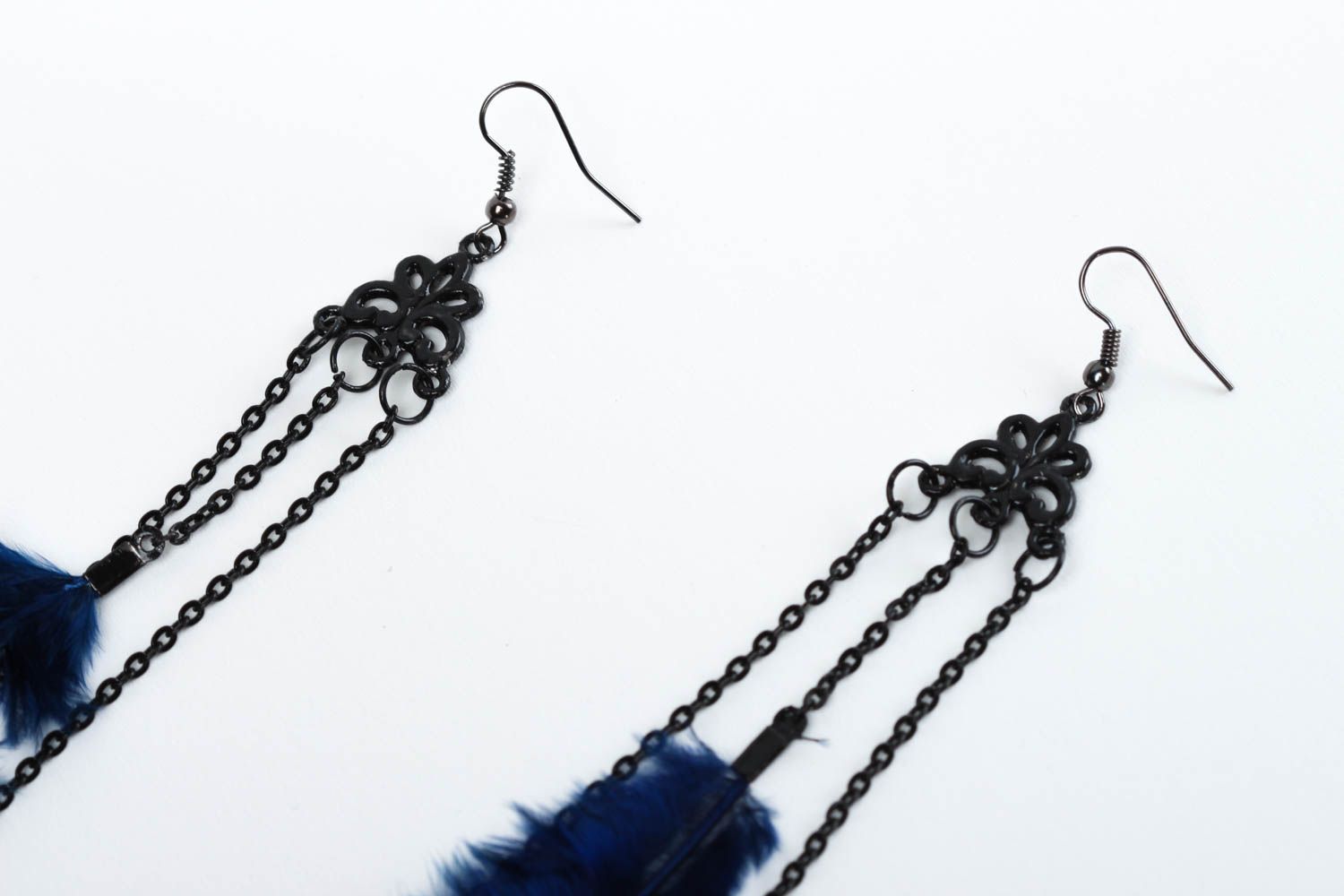 Boucles d'oreilles plumes métal Bijou fait main noir bleu longues Cadeau femme photo 4