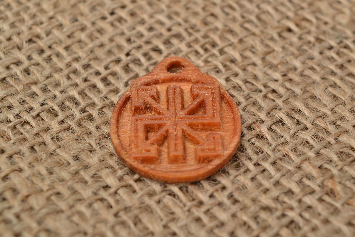 Slawischer runder oranger künstlerischer Amulett Anhänger aus Holz handmade foto 1