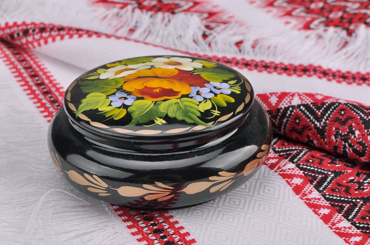 Round wooden box with convex edges Peony and daisies photo 4