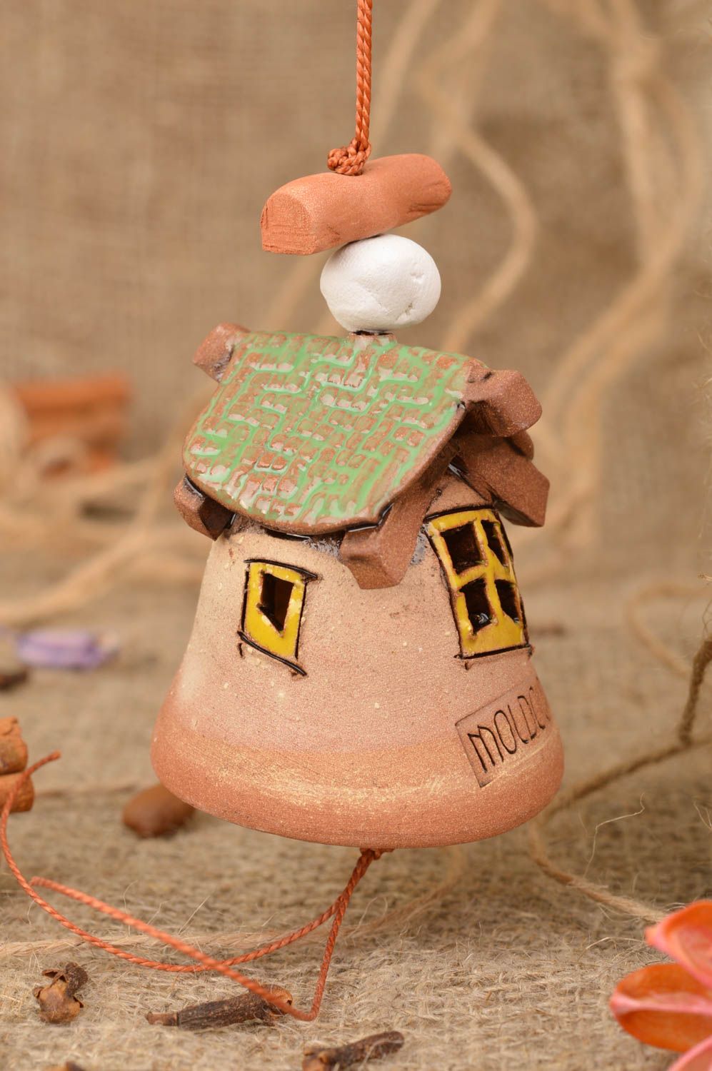 Dekoratives Glöckchen aus Ton mit Glasur bemalt Haus mit grünem Dach handmade foto 1