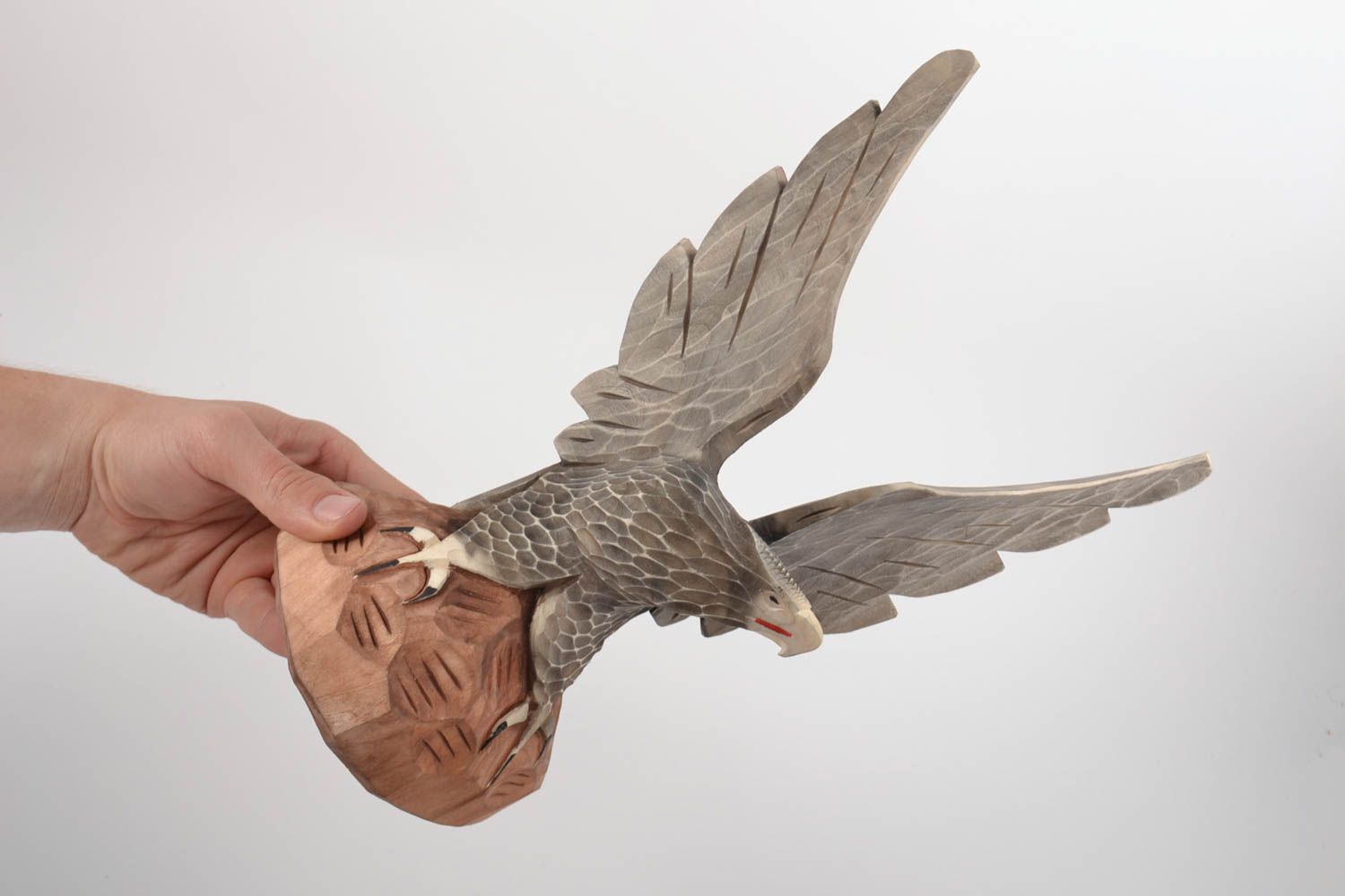 Figura de madera artesanal con forma de águila tallada para decorar interior foto 2