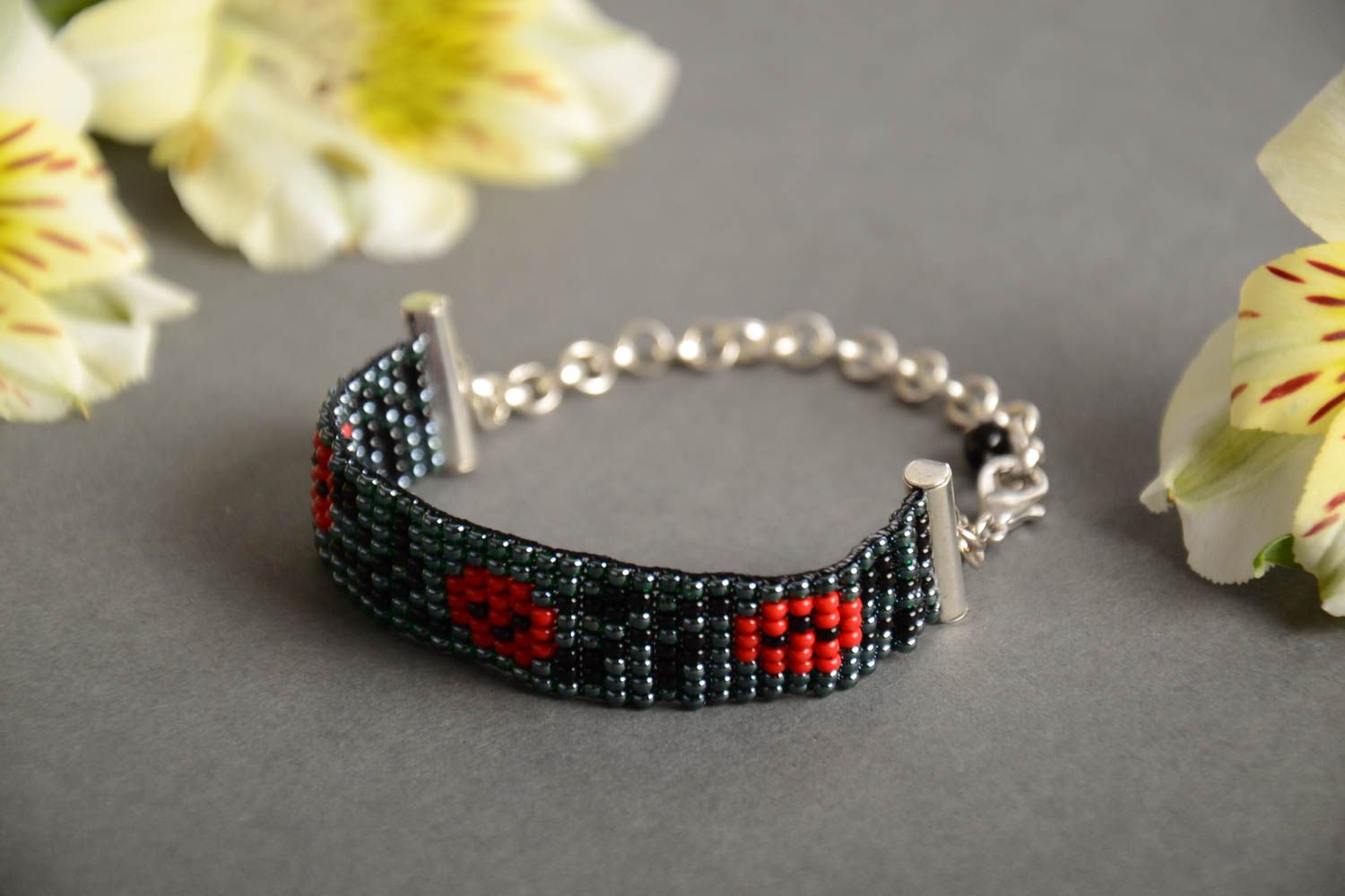 Black and red beads woven line wrist bracelet on a chain with poppies photo 1