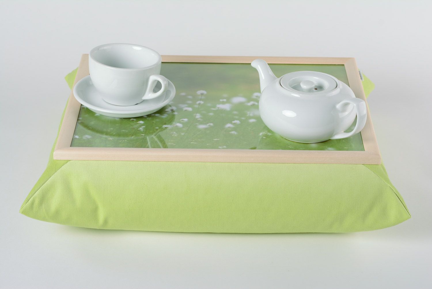 Салатовый столик-подушка ручной работы из вельвета и акрила ручной работы фото 1