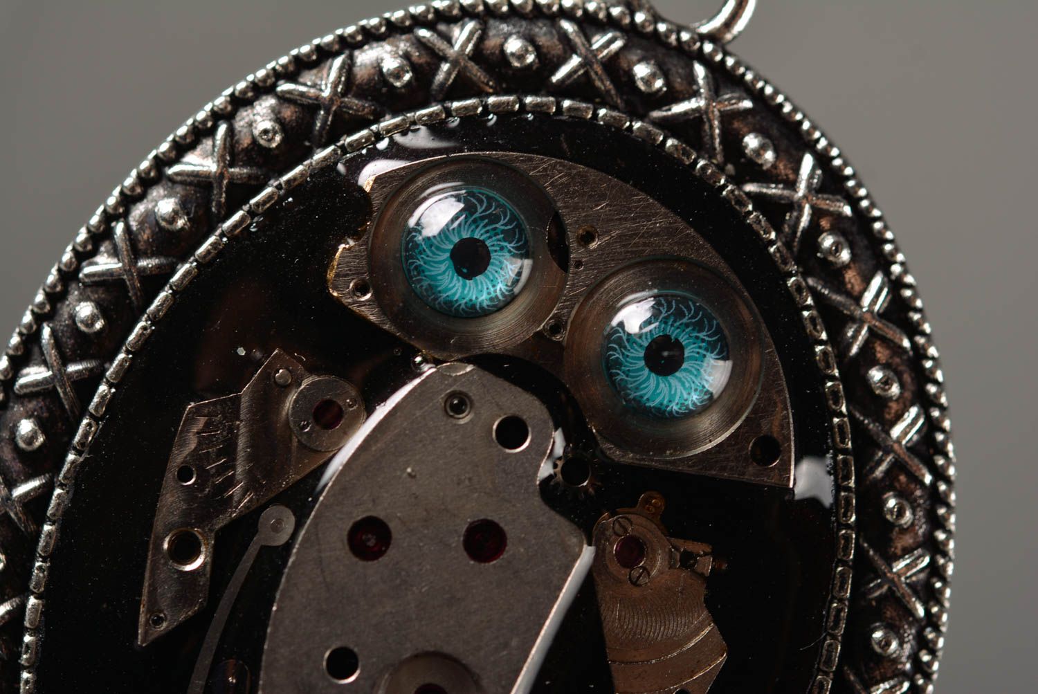 Pendentif robot Bijou fait main ovale en métal steampunk Cadeau original photo 3