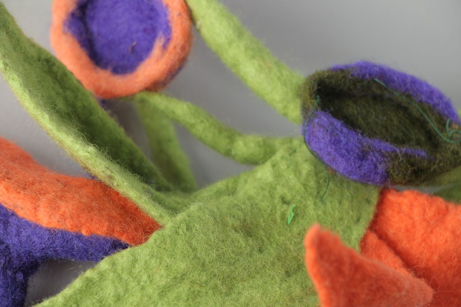 Joli collier en laine naturelle fait main technique de feutrage multicolore photo 4