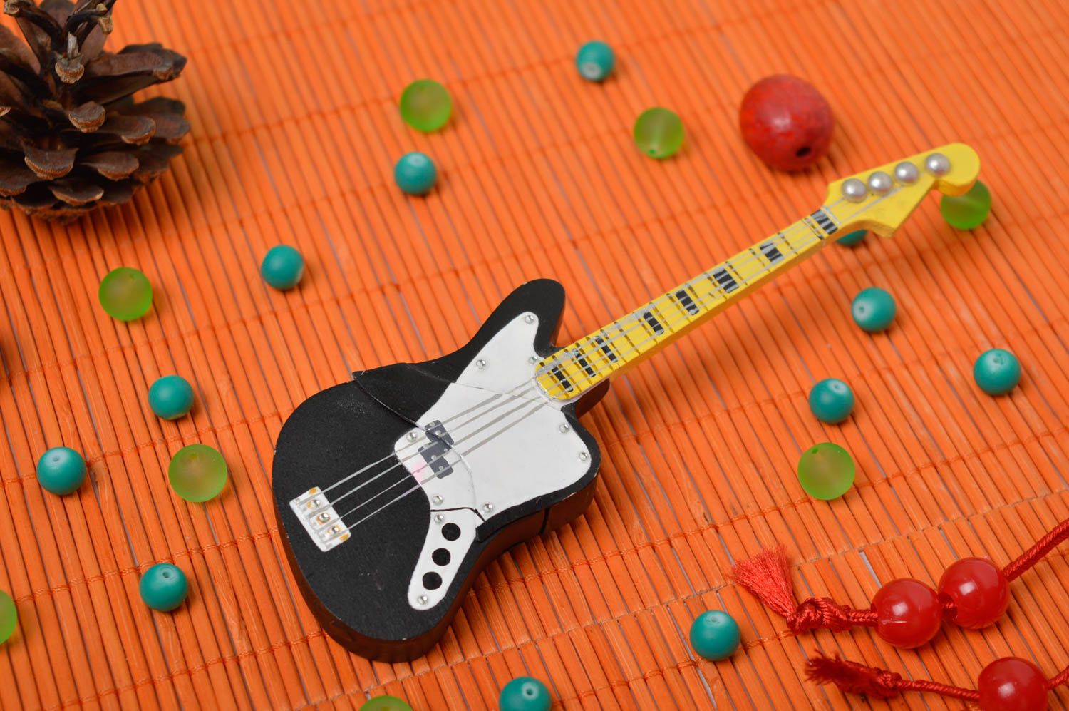Clé USB guitare faite main pâte polymère souvenir design Cadeau original photo 1