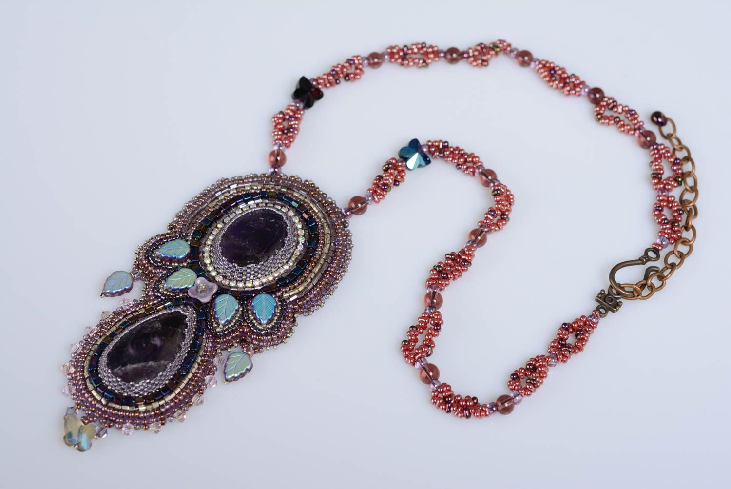 Collier avec pendentif brodé en perles de rocaille et améthyste violet fait main photo 1