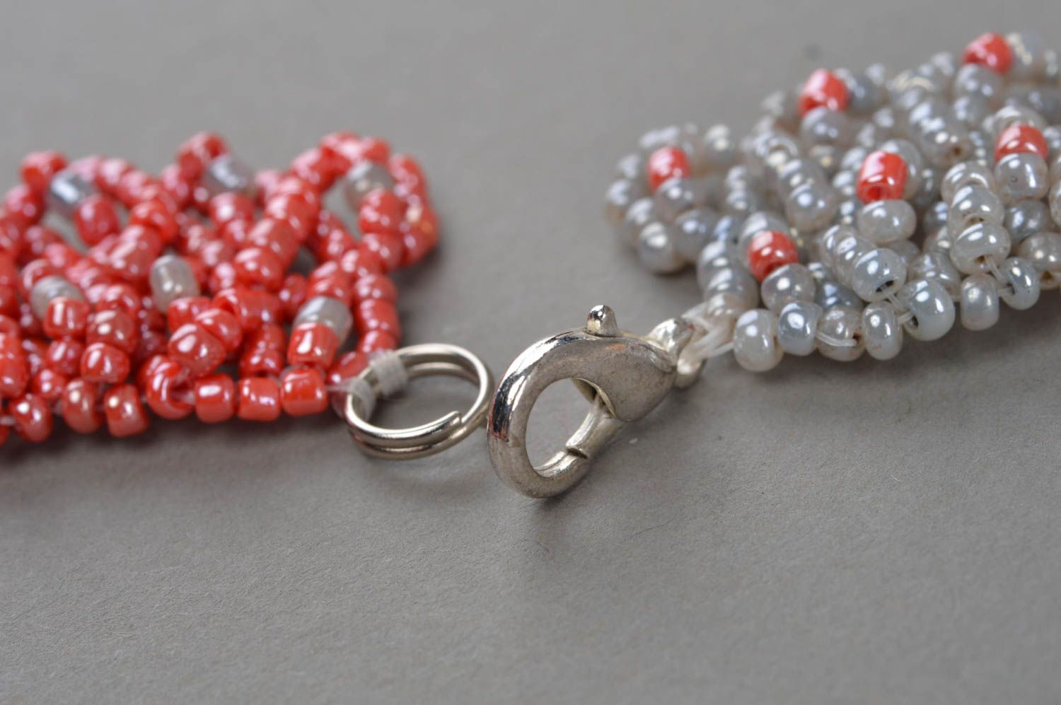 Collier en perles de rocailles fait main bijou original rouge gris pour femme photo 4