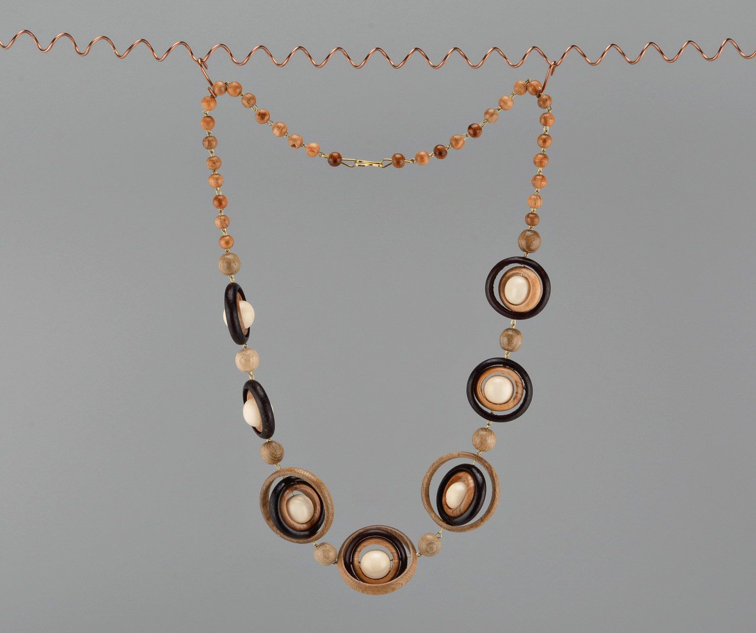 Hölzerne Perlenkette mit Schließe foto 3
