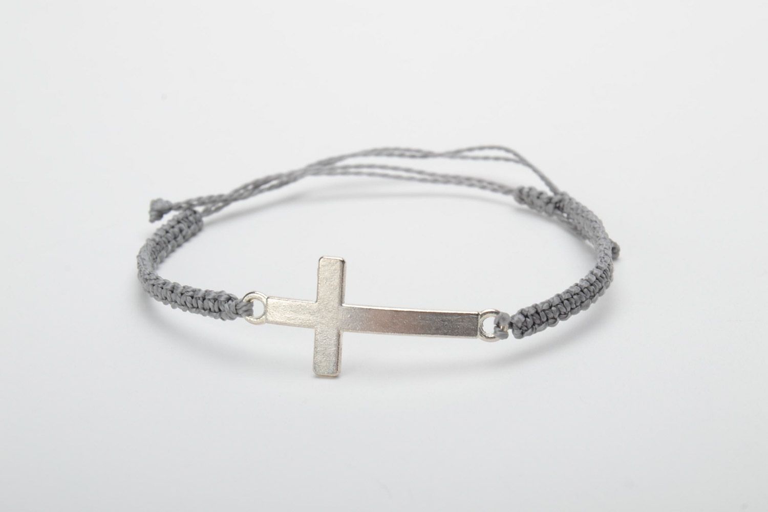 Плетеный браслет из шнура с металлическим крестом серый женский ручная работа фото 5