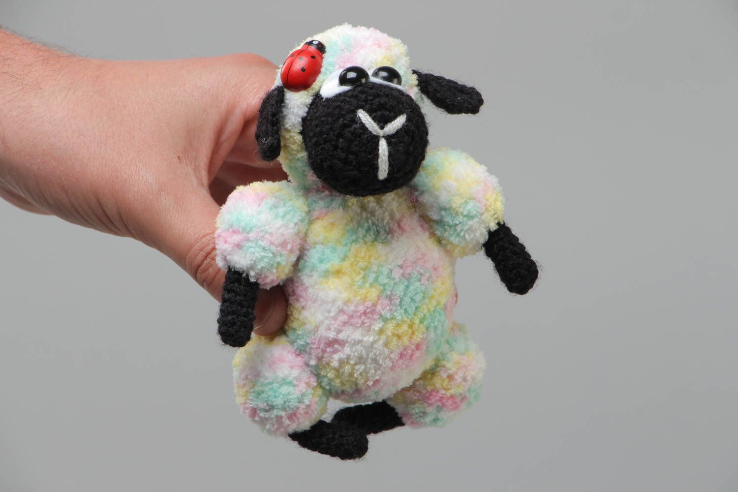 Мягкая вязаная игрушка овечка ручной работы милая детская забавная из ниток фото 5
