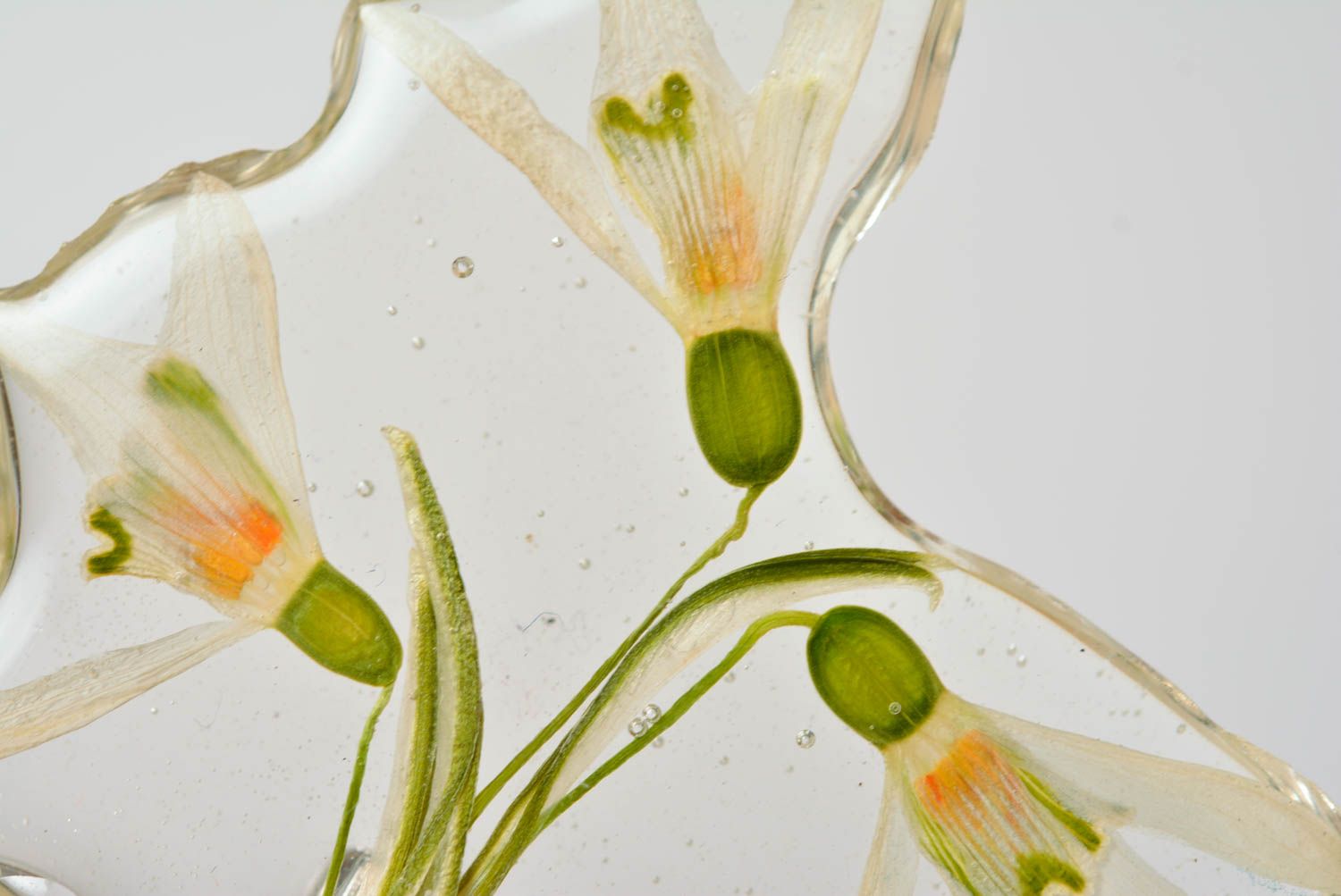 Broche avec fleurs séchées de perce-neige en résine époxyde faite main photo 5
