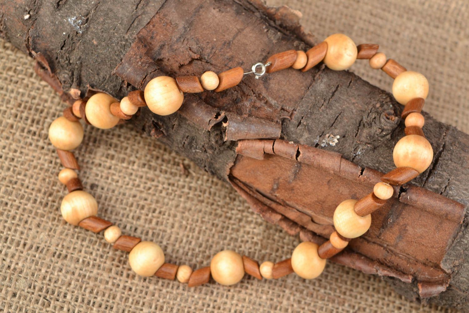 Collier en perles de bois grosses design ethnique de créateur fait main photo 1