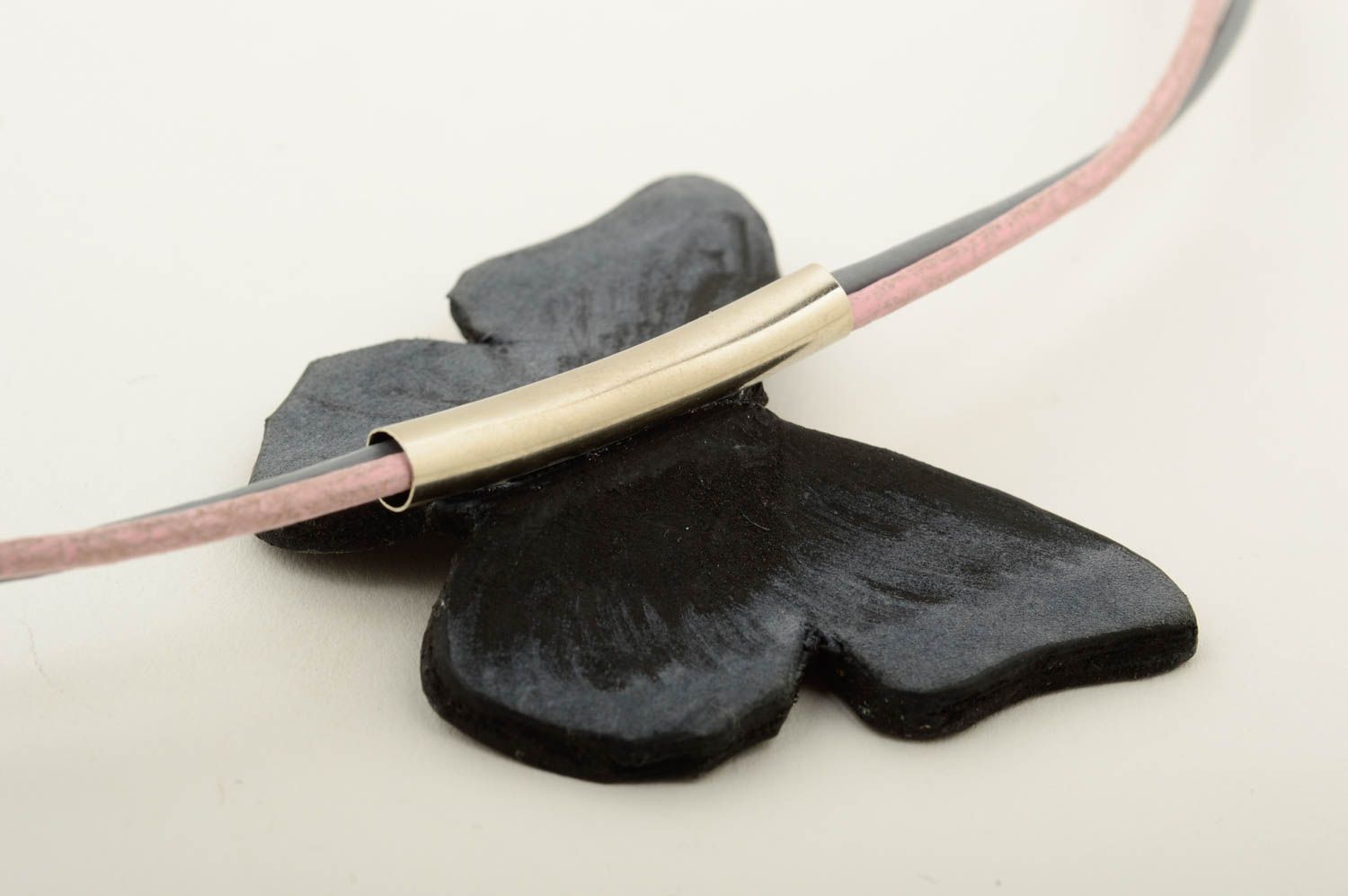 Collier papillon noir Accessoire en cuir fait main élégant Cadeau pour femme photo 5