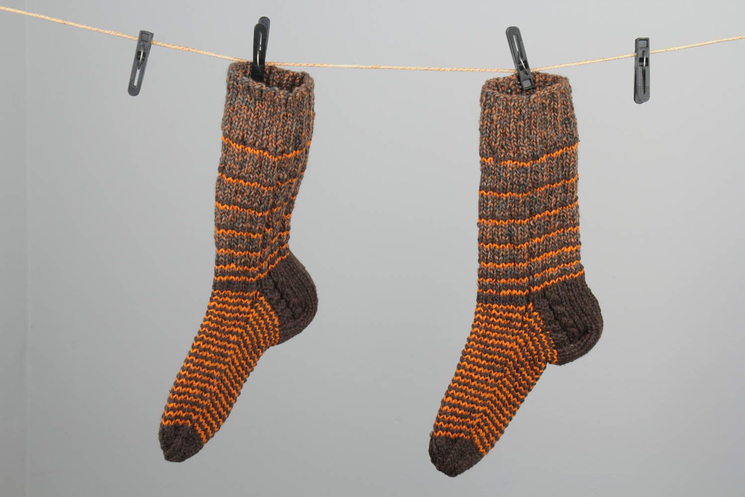 Meias listradas mornas artesanais de inverno tricotadas de fios de lã e de mescla de lã foto 1