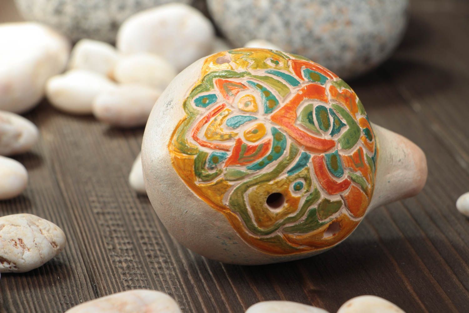 Flauta cerámica ocarina artesanal redonda clara pintada decorativa de arcilla foto 1