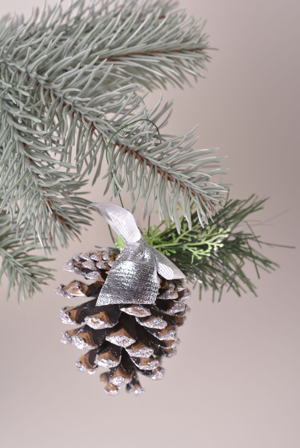 Игрушка на елку ручной работы декор для дома новогоднее украшение шишка красивая фото 1