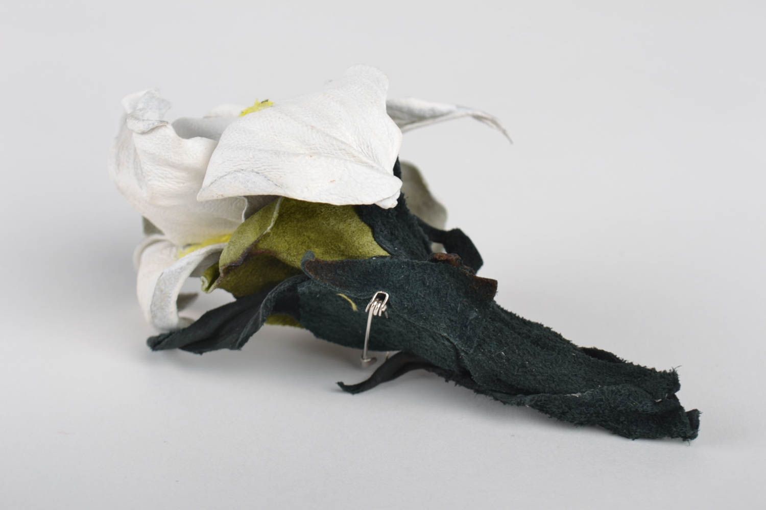 Очаровательная женская брошь из натуральной кожи ирис с листьями ручной работы фото 4