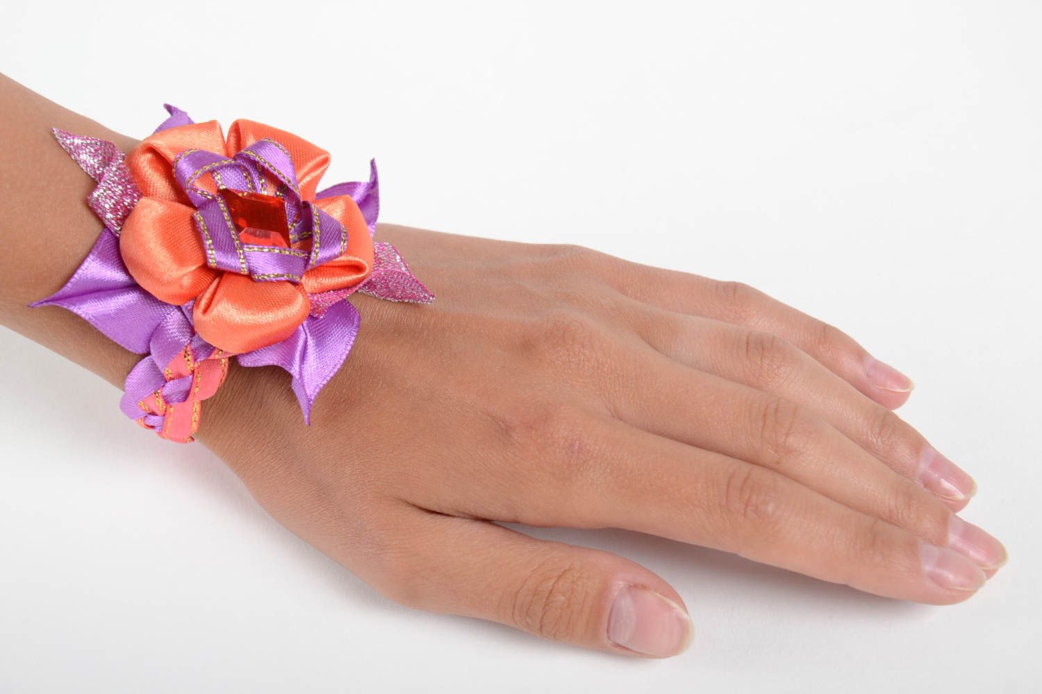 Bracelet satin Bijou fait main tressé avec fleur rouge-mauve Cadeau pour femme photo 2