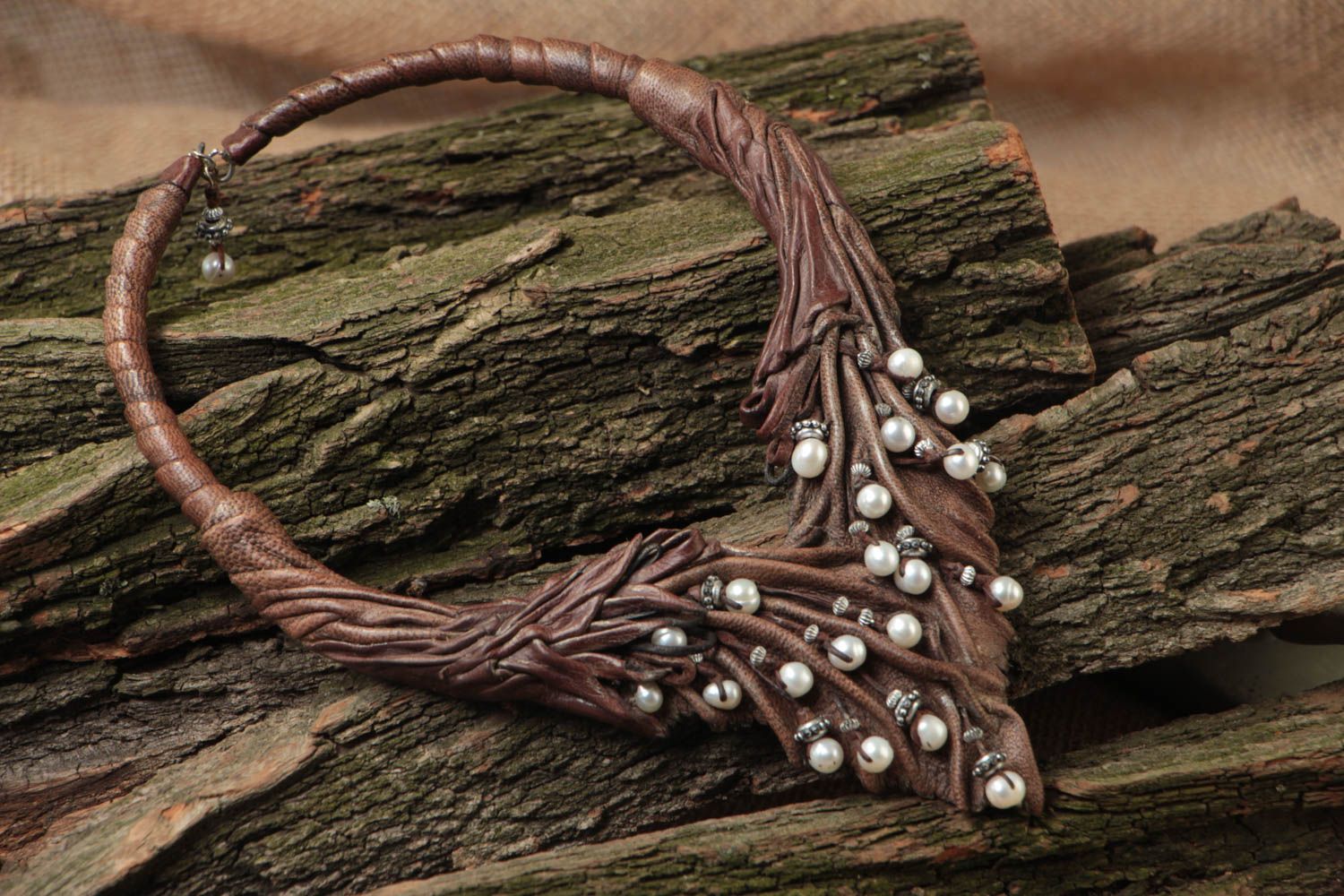 Коричневое ожерелье из кожи с жемчугом ручной работы объемное стильное фото 1