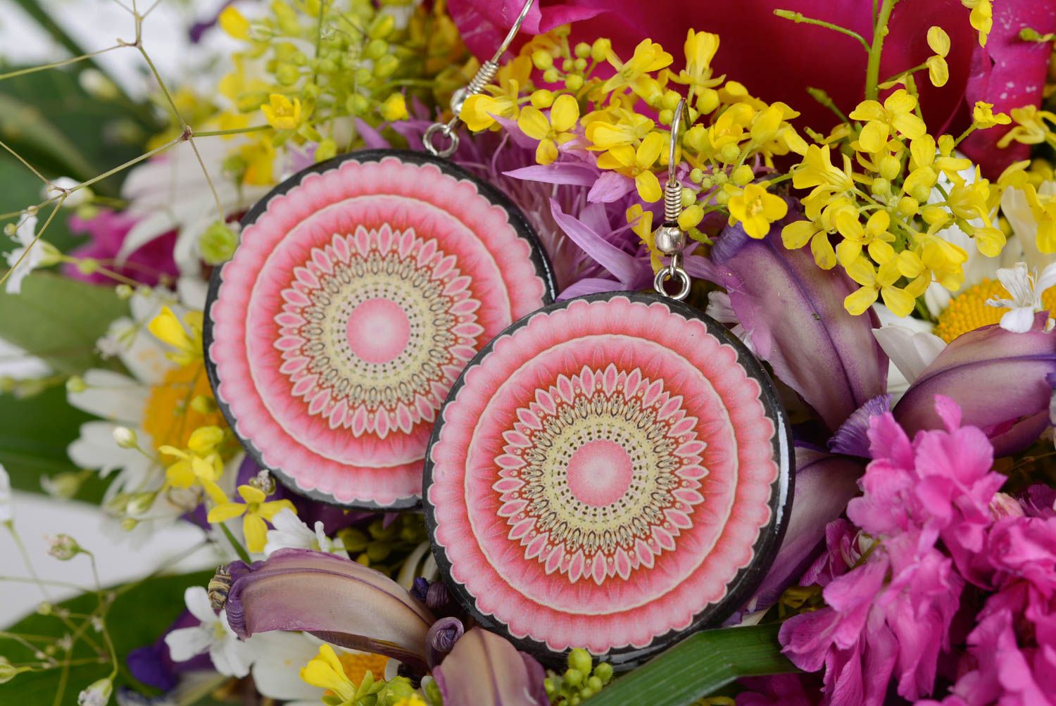 Modische schöne runde Ohrringe aus Polymerton rosa künstlerische Handarbeit foto 2