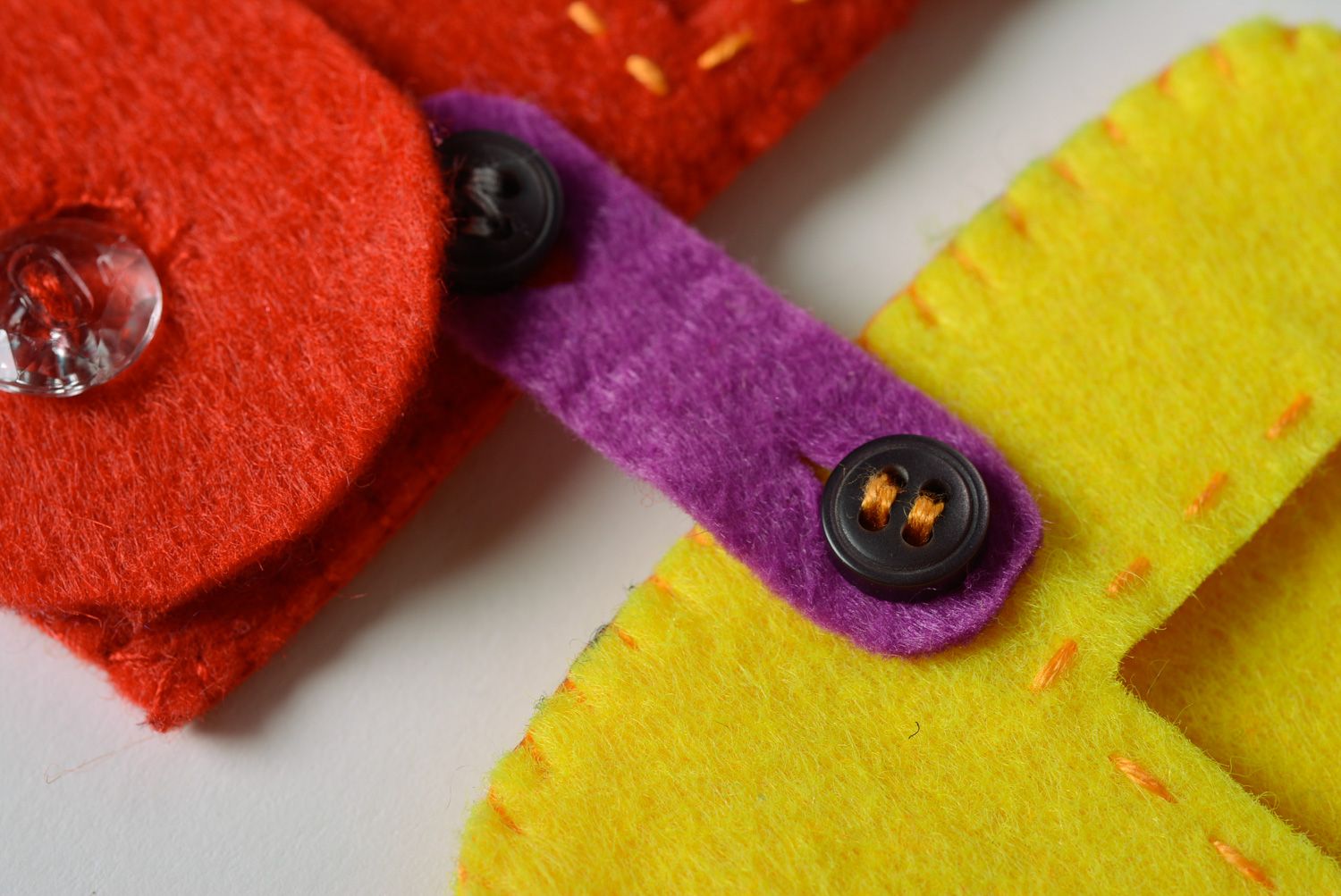 Juguete educativo tren artesanal multicolor de fieltro con botones infantil foto 5