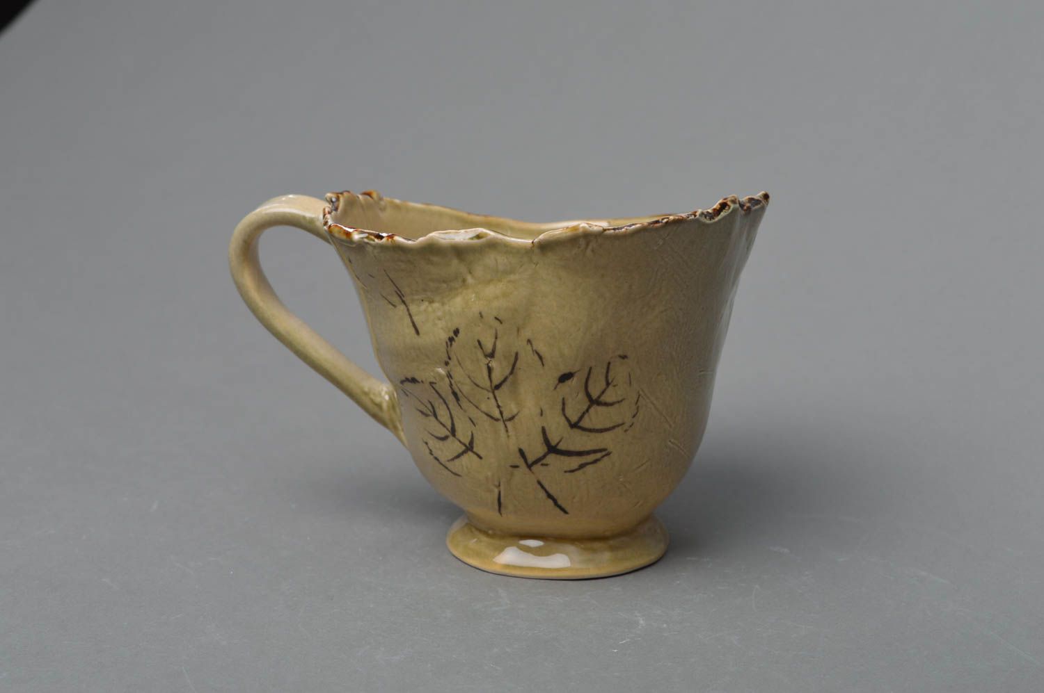Golden color porcelain elegant coffee cup made of autumn tree leaves with handle photo 2
