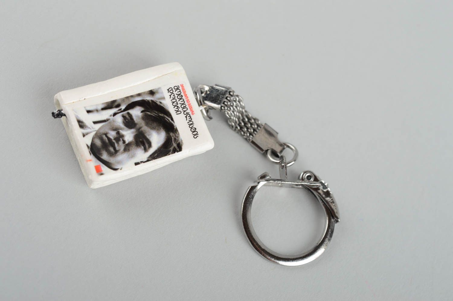 Porte-clés fait main Accessoire design Cadeau original livre Carnets de voyage photo 3